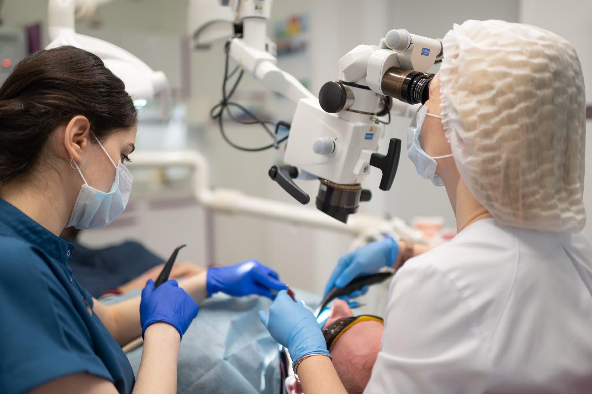 Эндодонтическое лечение под микроскопом Zeiss в клинике «Маэстро»